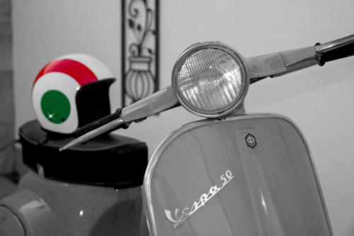 Vespa 50 mit Helm